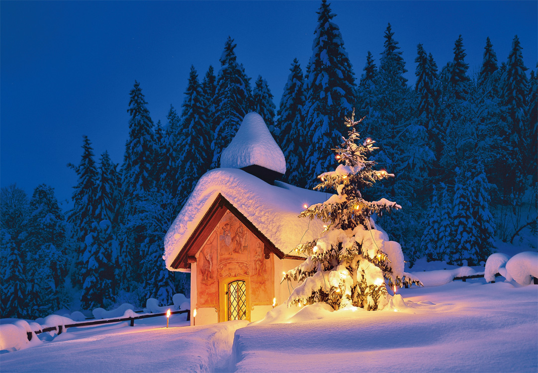 Weihnachtskarte mit Kapelle in schneebedeckter Landschaft