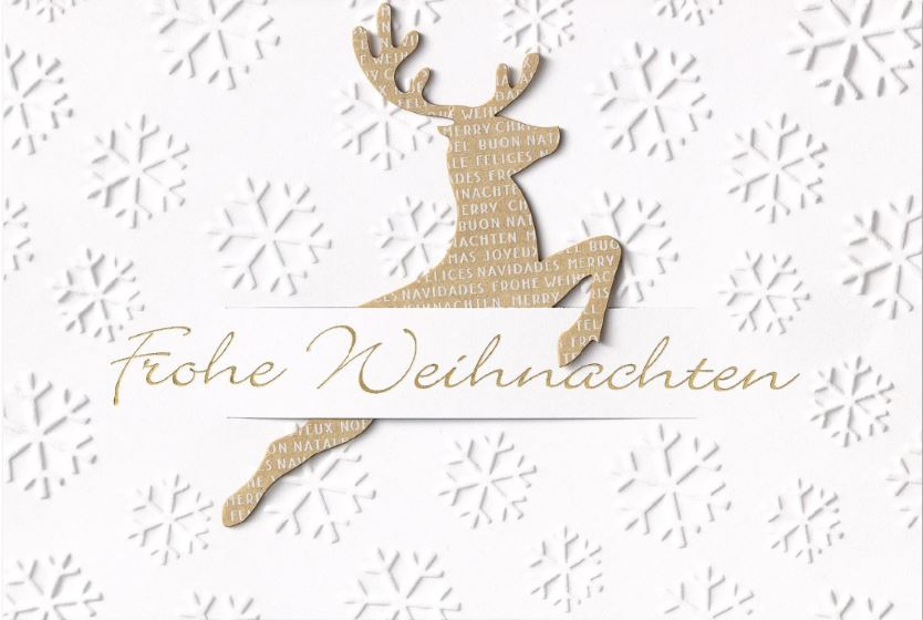 Weiße Weihnachtskarte mit Blindprägung, eingestecktem Hirsch und internationalen Grüßen