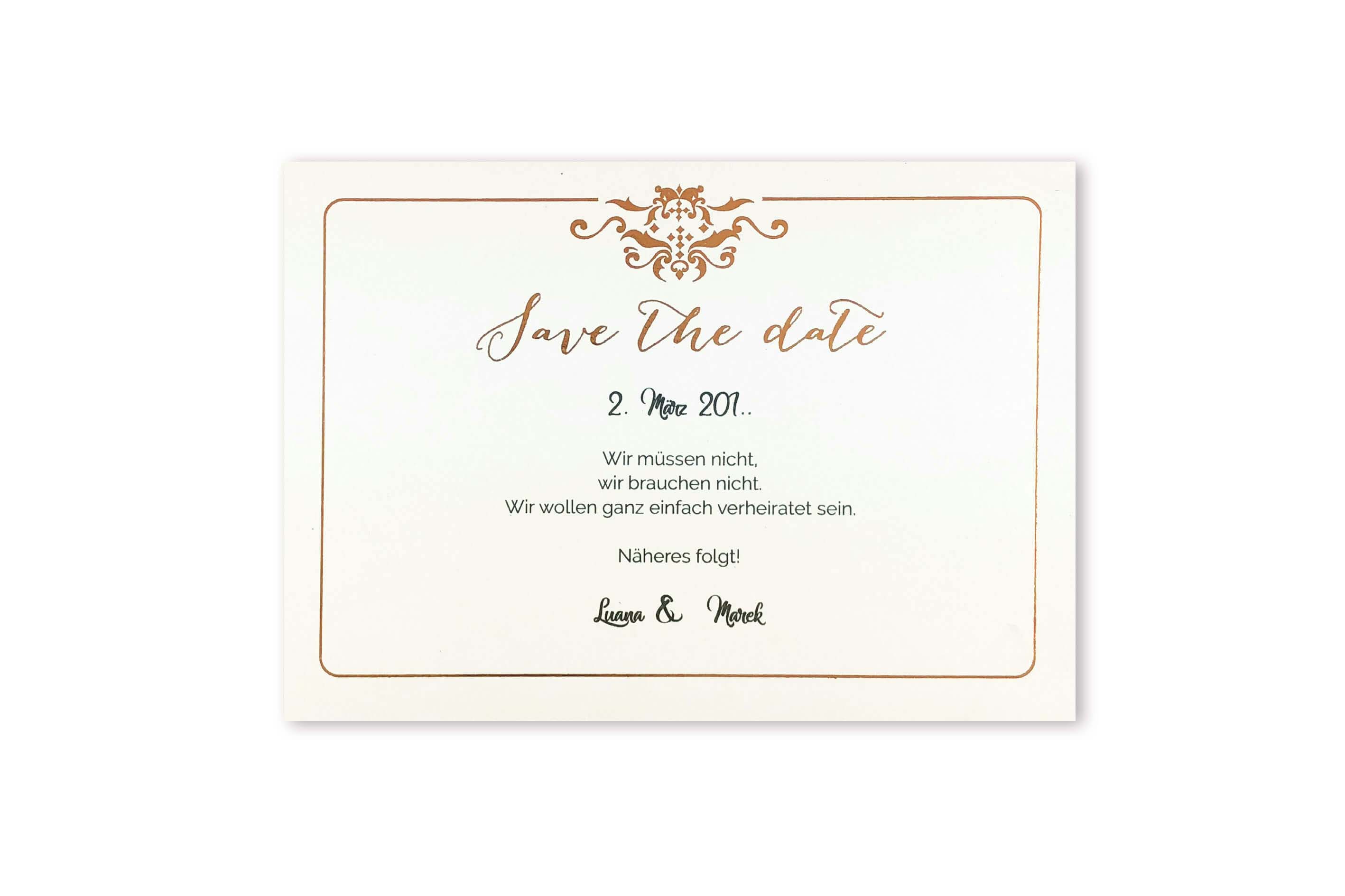 Elegante Save the Date Karte in perlmutt mit kupferner Folienprägung von Ornament und Rahmen 