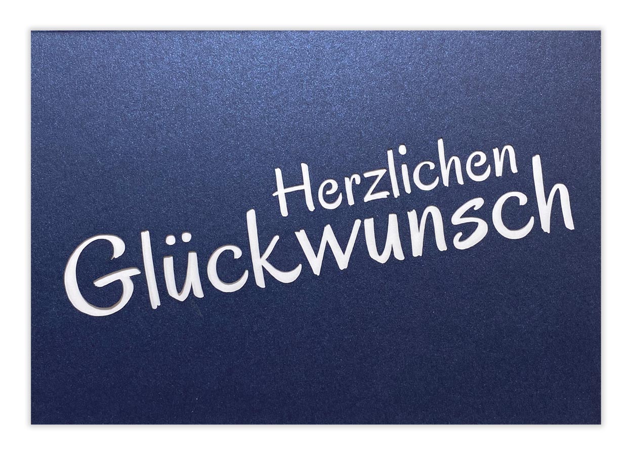 Dunkelblaue Glückwunschkarte mit Ausstanzung "Herzlichen Glückwunsch" und Einlegeblatt in weiß