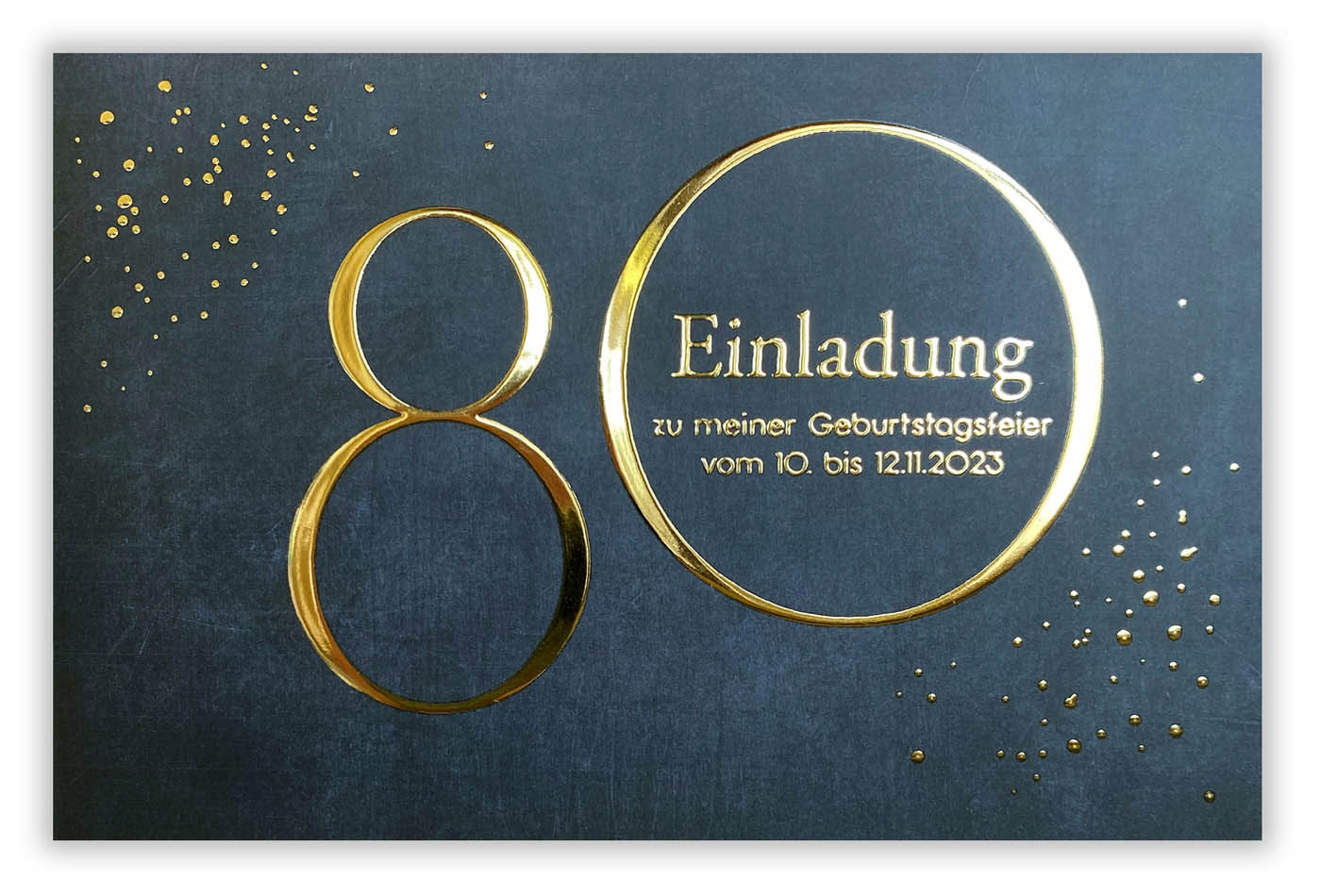 Dunkelblaue Geburtstagseinladungskarte als Klappkarte zum 80.Geburtstag mit Foliendruck in gold