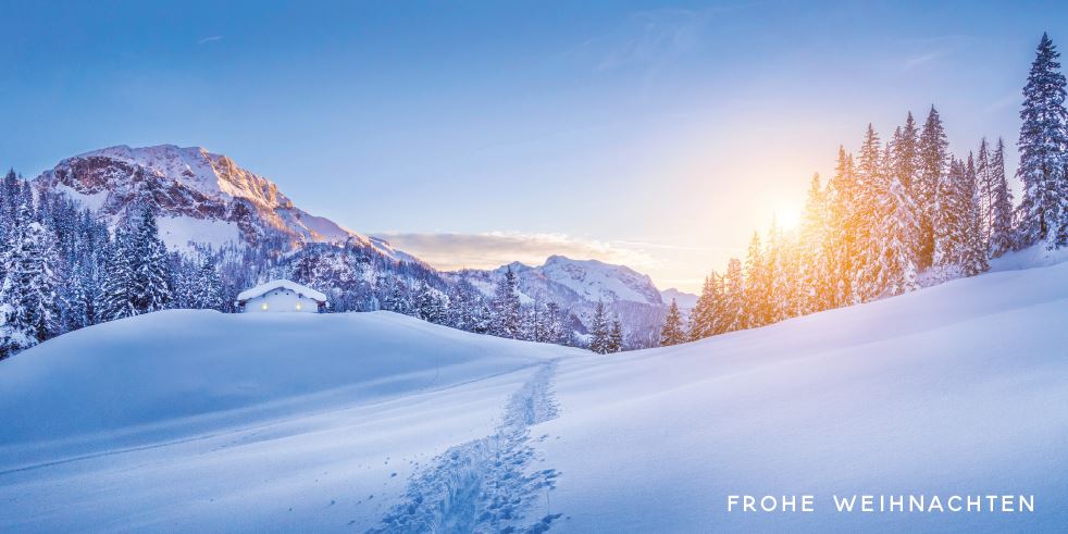 Winter-Weihnachtskarte mit Fußspuren im Schnee und verschneiten Bergen bei Sonnenaufgang