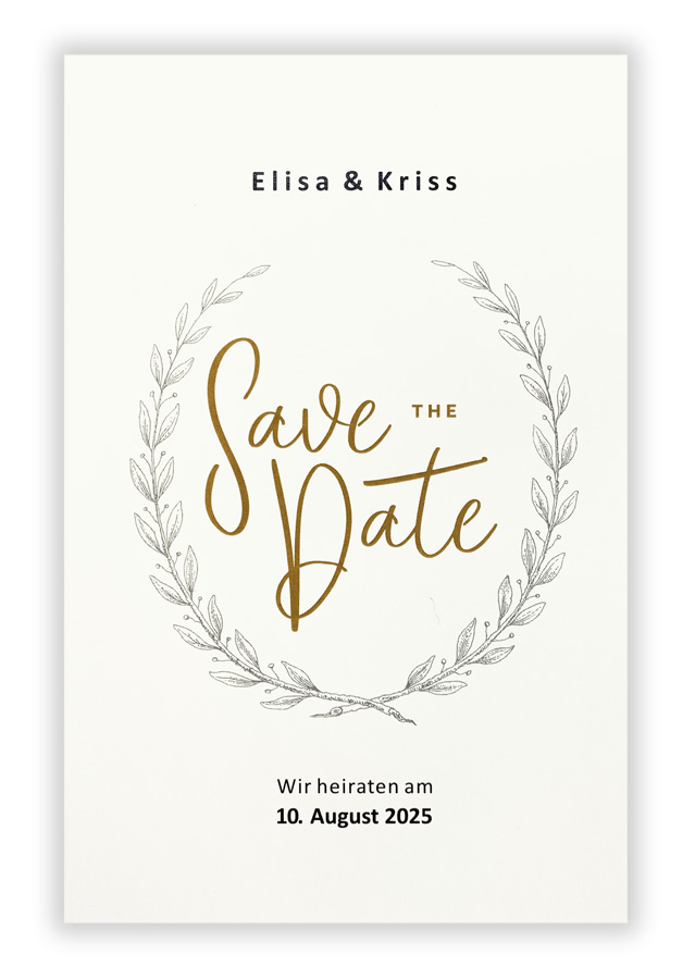 Save the Date Karte zur Hochzeit aus creme Karton mit Schreibschrift Schriftzug in sandgold und Blätterkranz