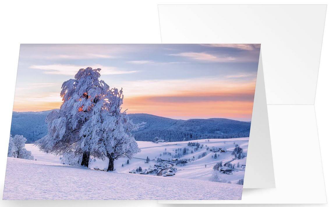 Stimmungsvolle, winterliche Weihnachtskarte mit Naturlandschaft im Licht der Dämmerung