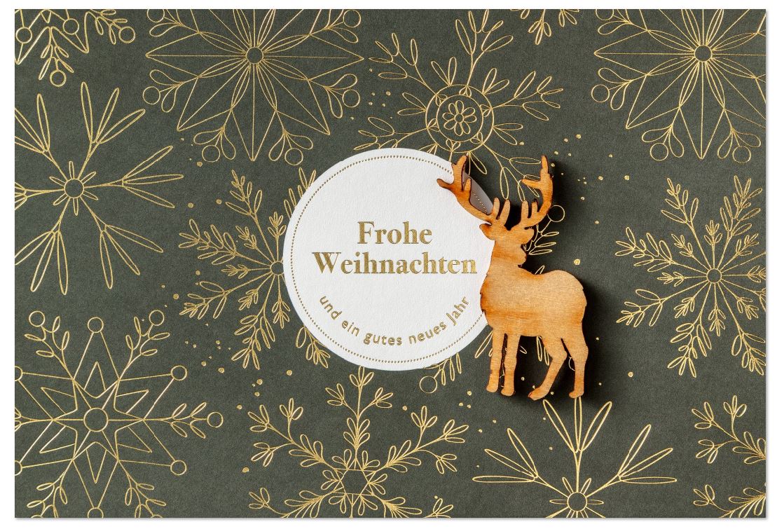 Elegante Weihnachtskarte in dunkelgrün mit prächtigem Hirsch aus echtem Holz und Goldprägung