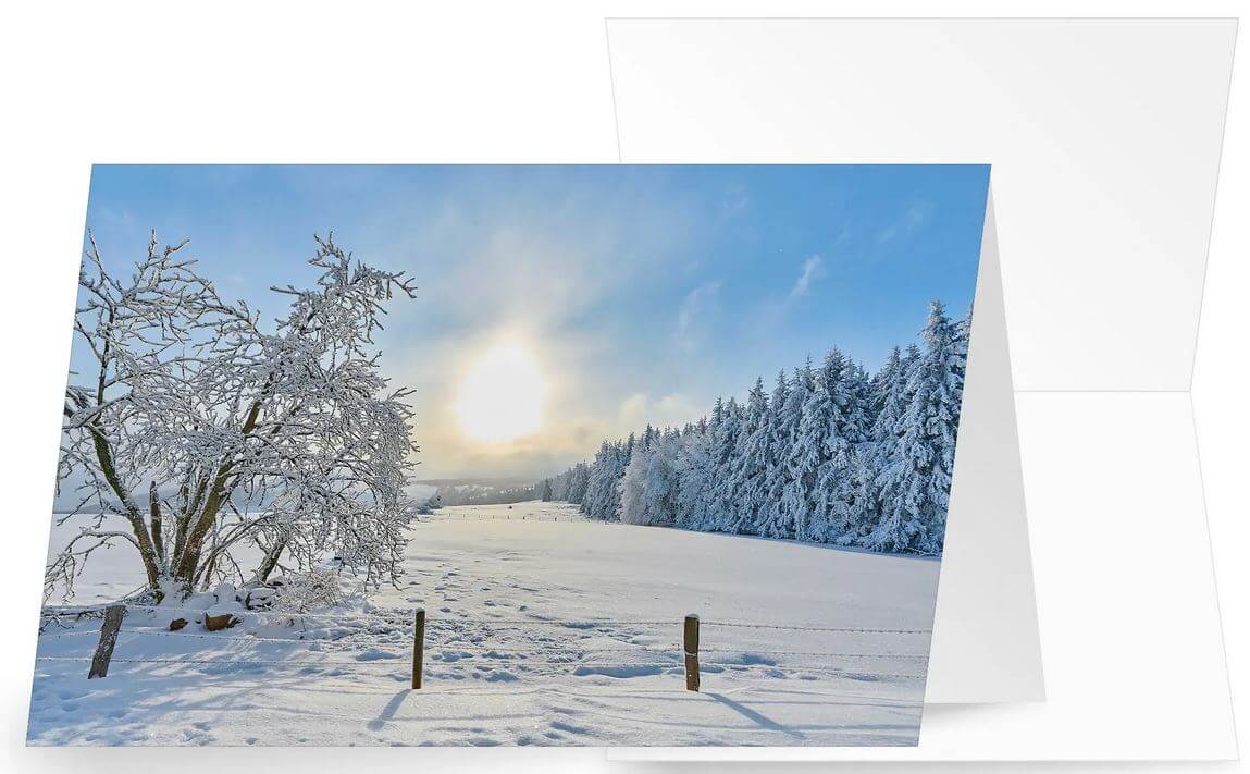 Winterliche Weihnachtskart "Strahlender Wintertag" mit verschneiter Landschaft im Schein der Sonne