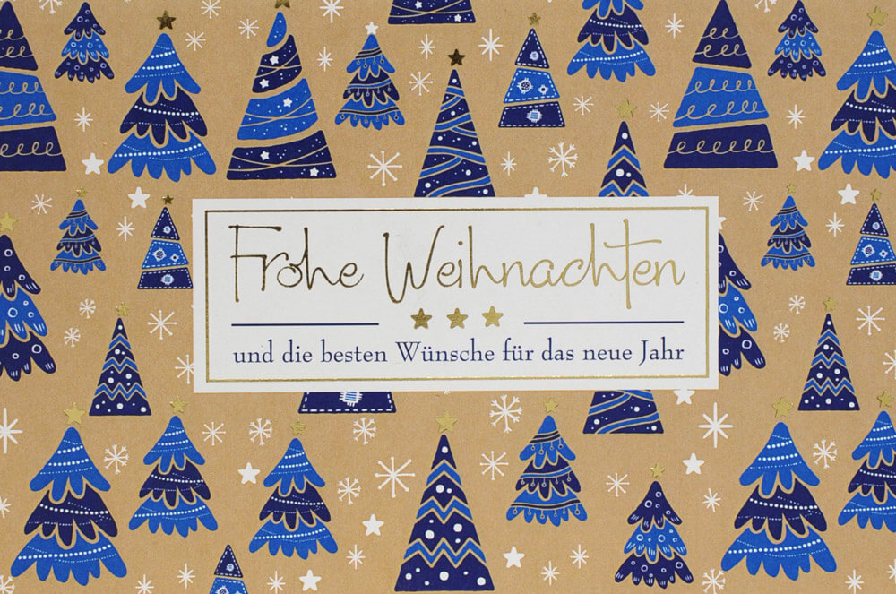 Braune Weihnachtskarte mit blauen Weihnachtsbäumen und Weihnachtsgruß im Querformat