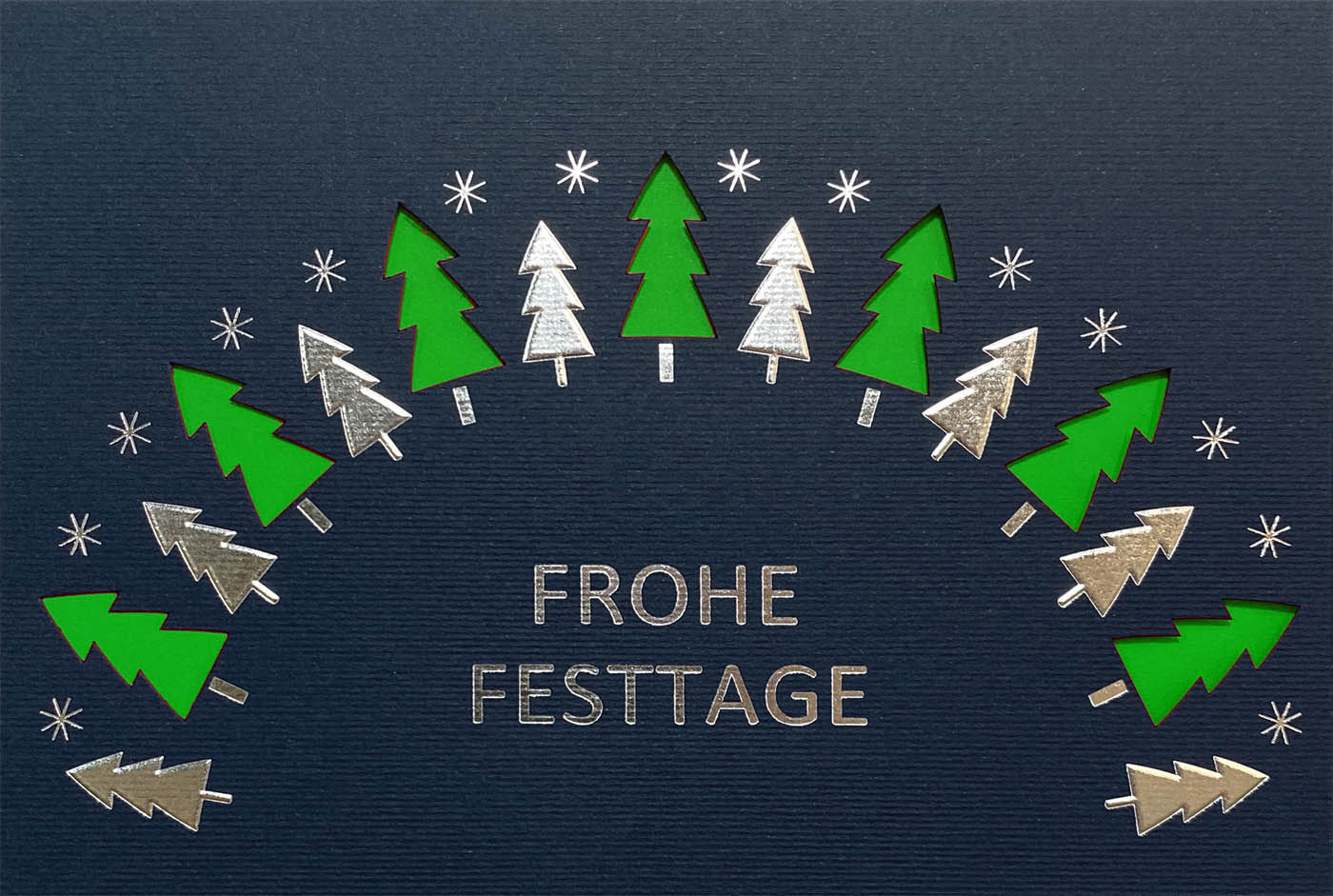 Dunkelblaue Weihnachtskarte mit Silberfolienprägung und Formstanzung, Einleger grün