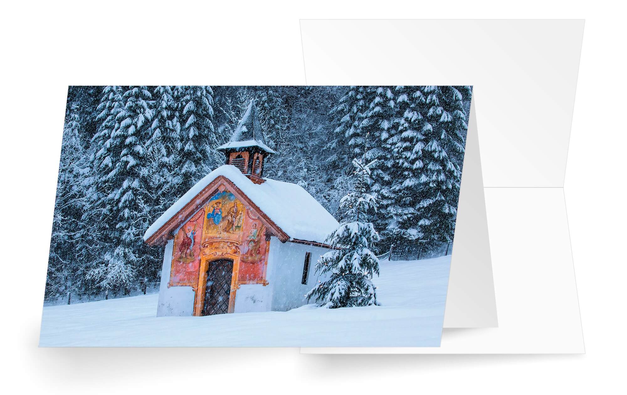 Winterliche Weihnachtskarte mit wunderschöne Bergkapelle vor Waldkulisse, ohne Weihnachtsgruß