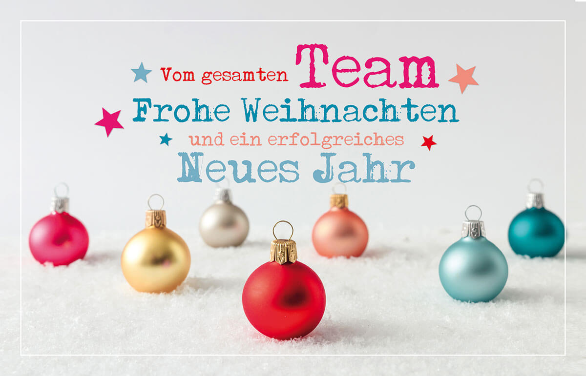 Firmenweihnachtskarte im Fotostil mit Grüßen vom gesamten Team und bunten Kugeln