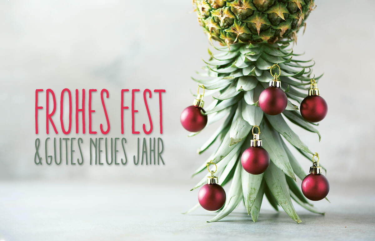 Lustige Weihnachtskarte mit Ananas als Weihnachtsbaum und roten Christbaumkugeln