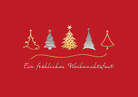 Rote Weihnachtskarte mit Weihnachtsgruß und unterschiedlichen Weihnachtsbäumen in gold und silber