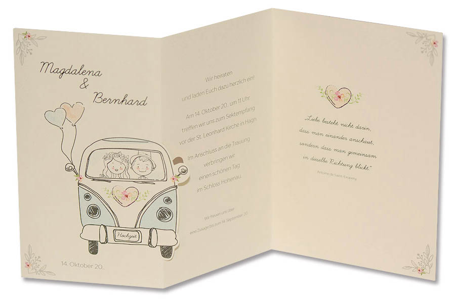 Aufgeklappte Hochzeitskarte im lustigen Design mit VW-Bus, Herzen und fröhlichem Paar