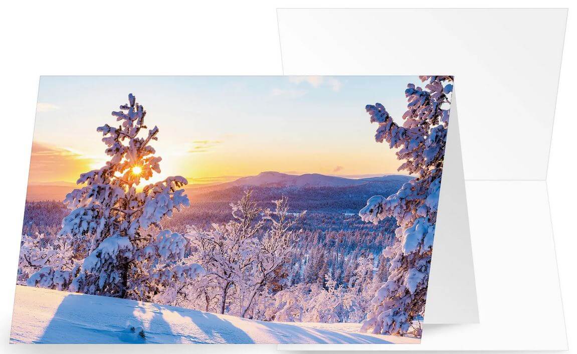 Winter-Weihnachtskarte mit verschneiter Waldlandschaft bei Sonnenuntergang, ohne Gruß