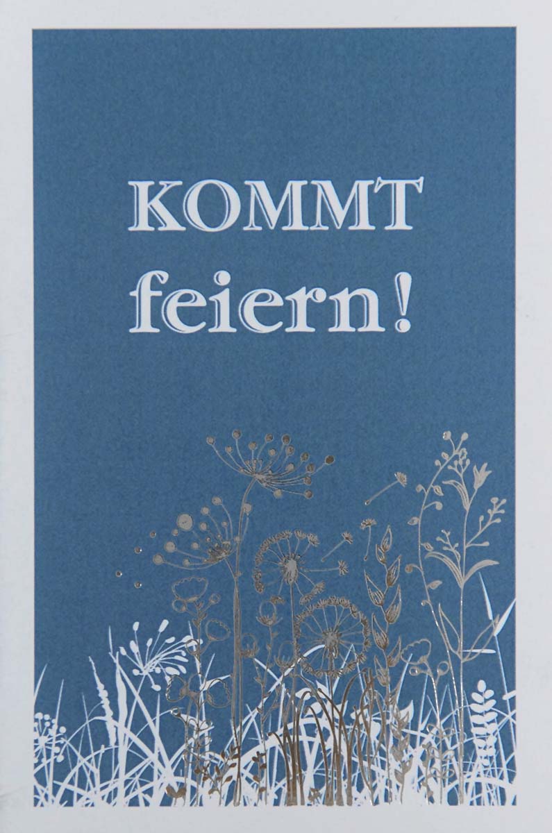 Einladungsklappkarte "Kommt feiern!" mit blauem Farbdruck und silberner Folienprägung von Pusteblumen.