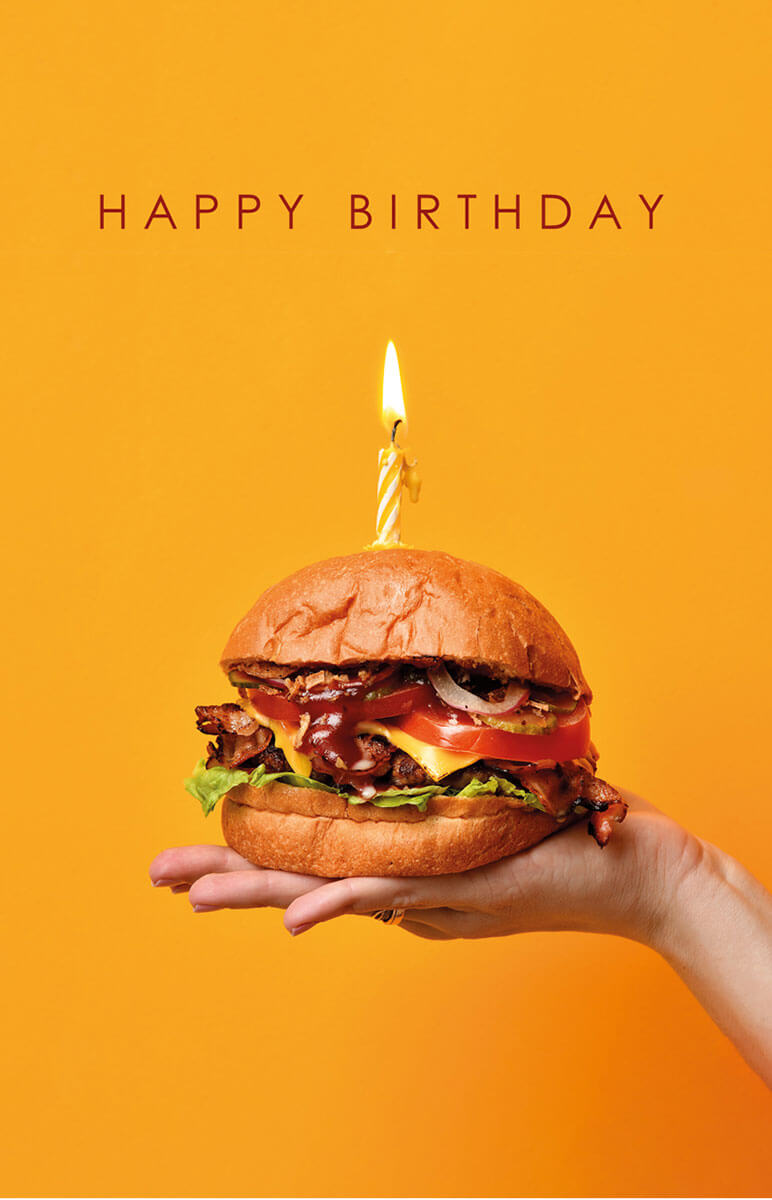 Originelle Geburtstagskarte mit leckerem Hamburger, Kerze und "Happy Birthday"