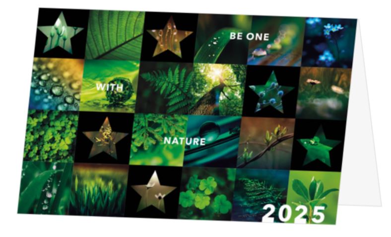 Natur-Spendenkarte mit Fotocollage, Sternen, Jahreszahl 2025 und Schrifzug Be one with nature für DKMS