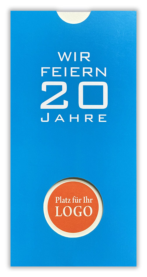 Einladungskarte für Firmenjubiläum (Beispiel 20 Jahre) Einstecktasche in blau mit orangenem Logo auf der Innenkarte