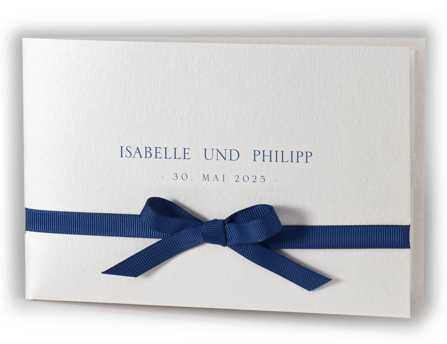 Perlmuttfarbene Hochzeitskarte mit blauem Schleifenband als Pocketkarte mit Einlegern innen