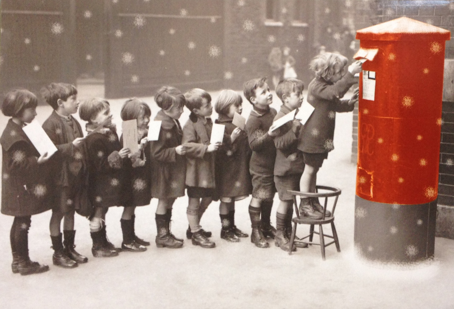 Weihnachtskarte mit gutem Zweck: Kindernothilfe - Kinder werfen Wunschzettel in roten Briefkasten