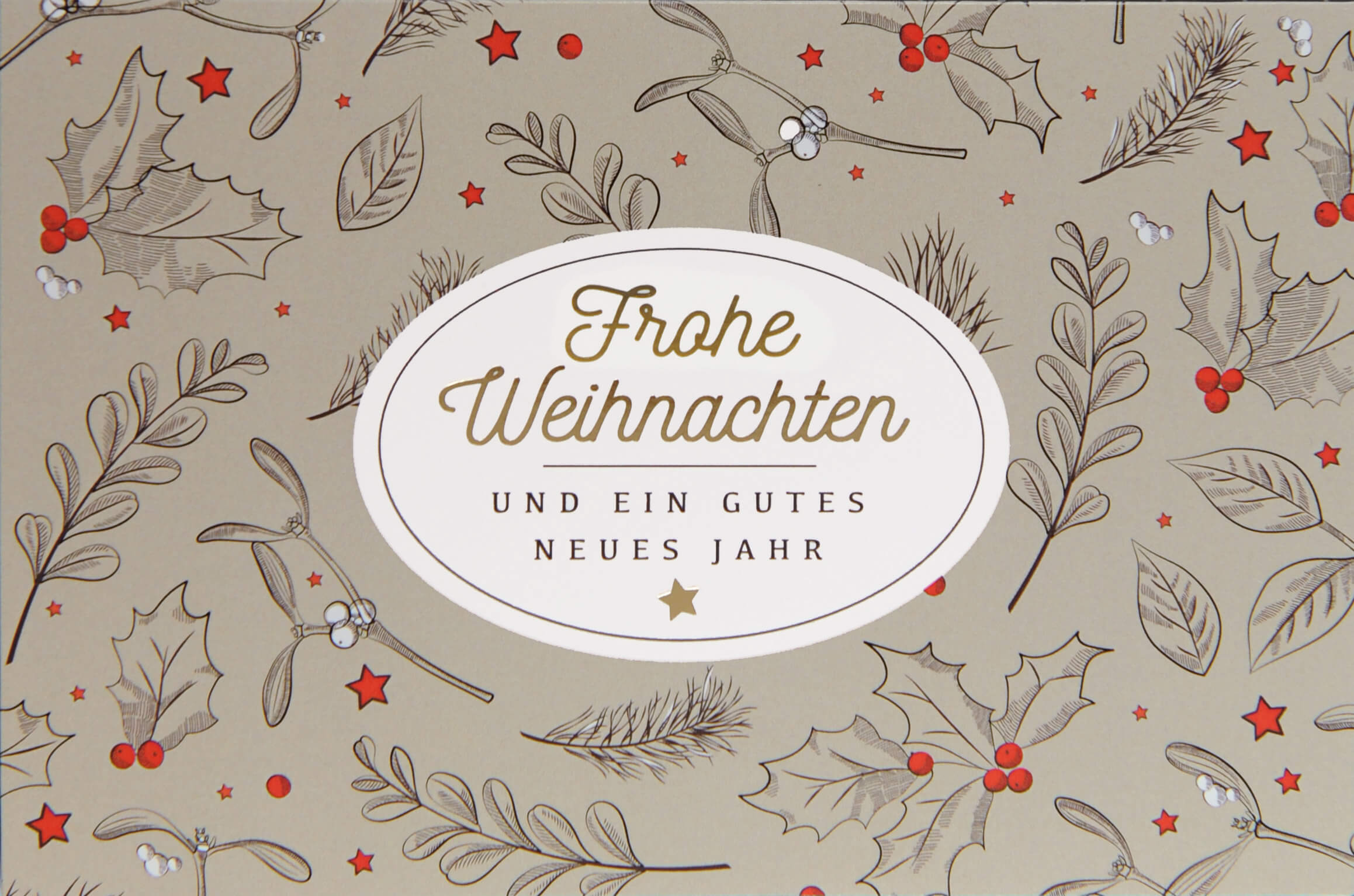 Weihnachtskarte mit Blättern, Beeren und Sternen und einem Weihnachts- und Neujahrsgruß