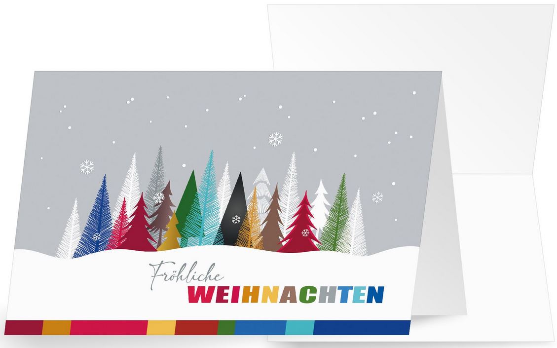 Bunte Weihnachtskarte mit Gruß "Fröhliche Weihnachten" und Tannenwald im Schnee