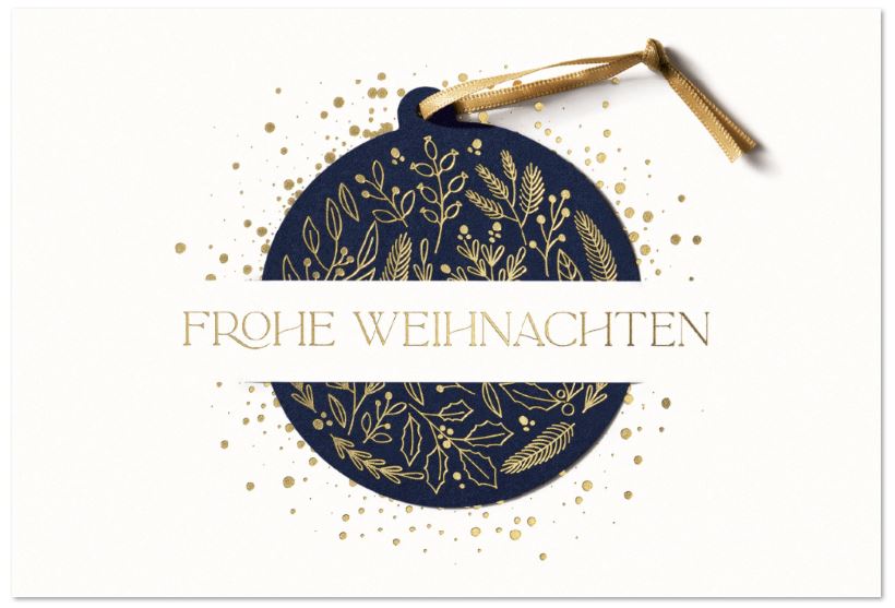 Weiße Weihnachtskarte mit eingesteckter Weihnachtskugel, goldenem Band und Goldprägung