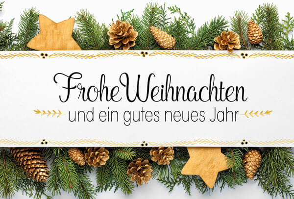 Weihnachtsgrußkarte mit Tannenzweigen, Tannenzapfen und Holzsternen sowie Gruß