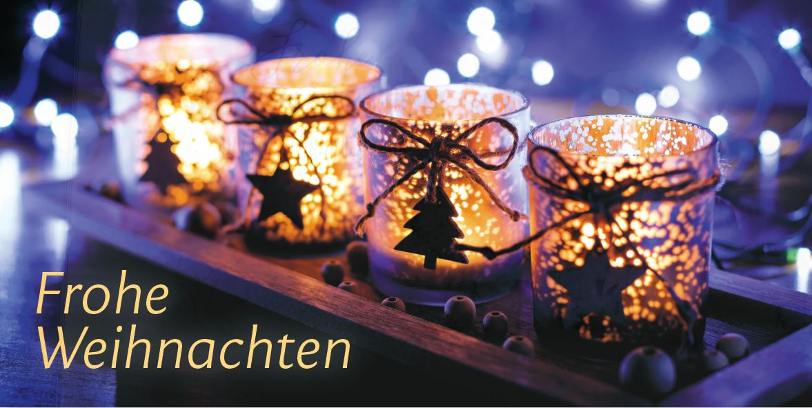 Romantische Weihnachtskarte mit einem Adventskranz aus brennenden Teelicht-Gläsern