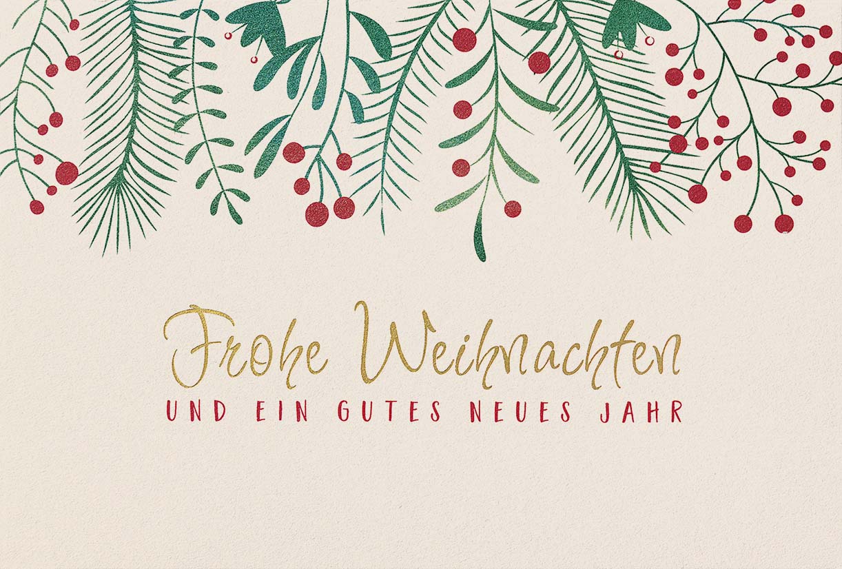 Cremeweiße nature style Weihnachtskarte mit floralen Motiven in grün und rot