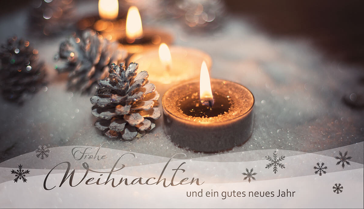 Preisgünstige Weihnachtskarte im kleinen Format mit brennenden Kerzen und Tannenzapfen