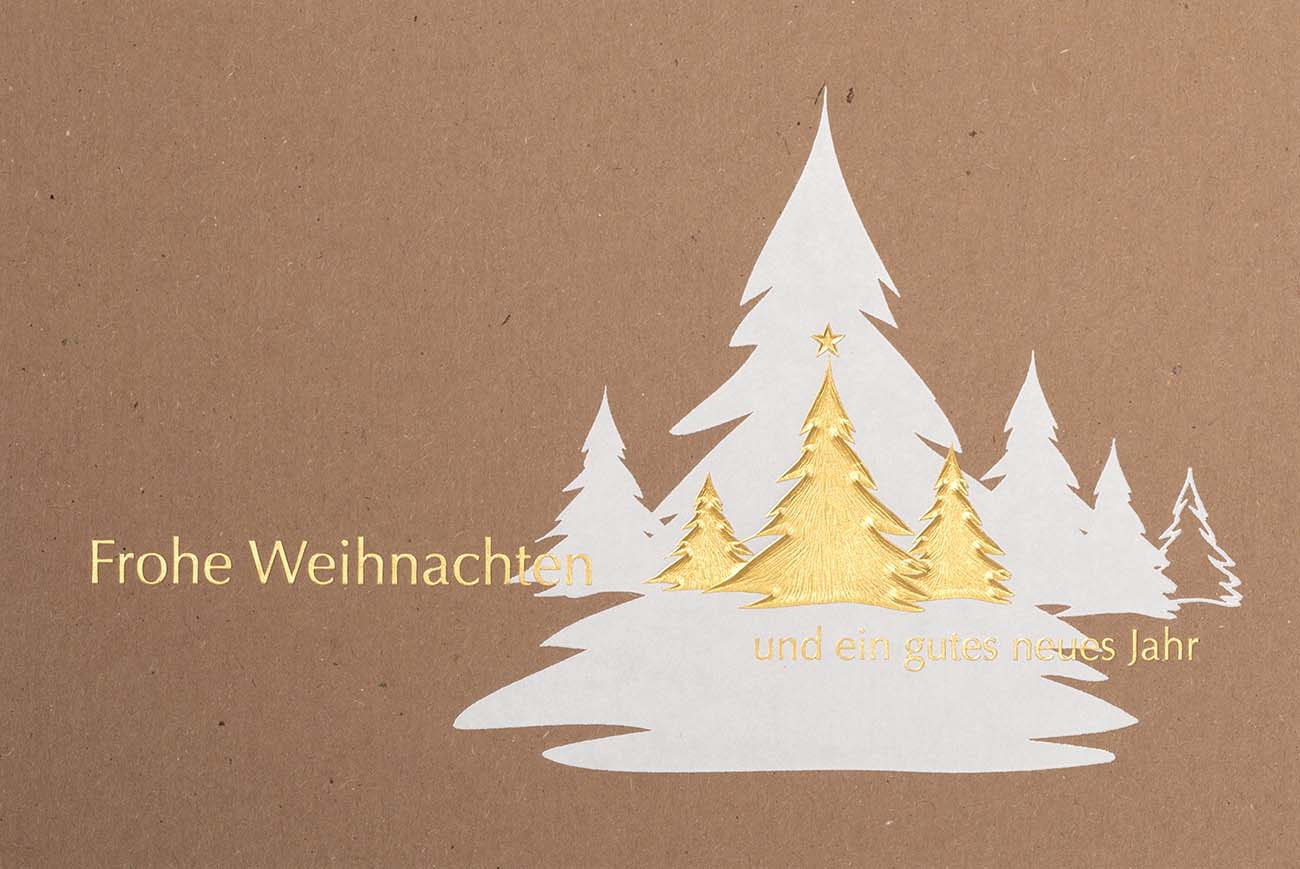 Naturbraune Weihnachtskarte mit goldenem Weihnachtsgruß, Tannenbäumen und Einleger