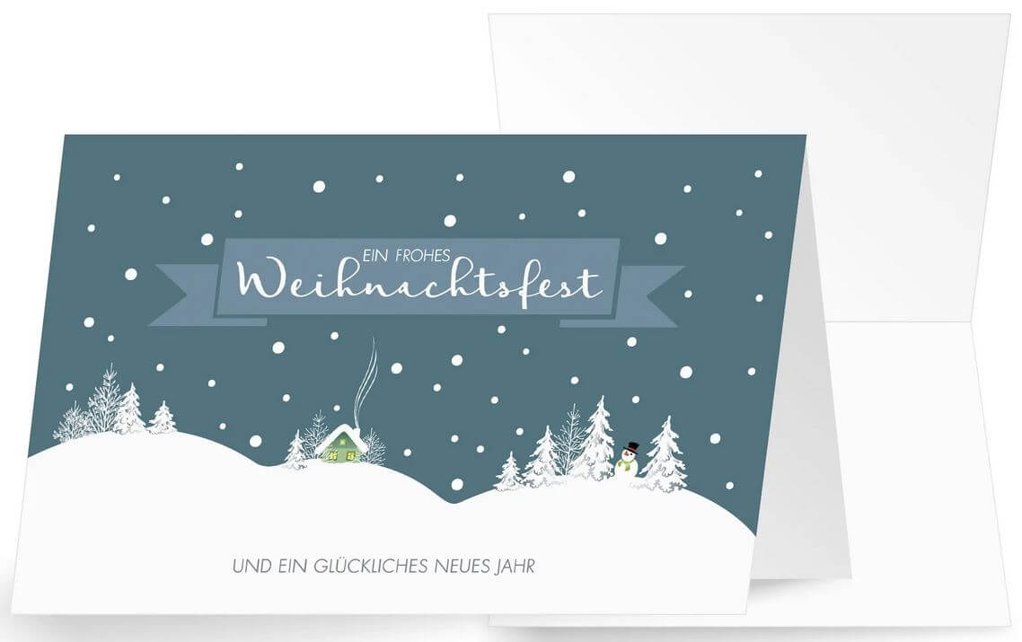 Winterliche Weihnachtskarte mit sanften Schneehügeln, Schneemann und kleinem Häuschen