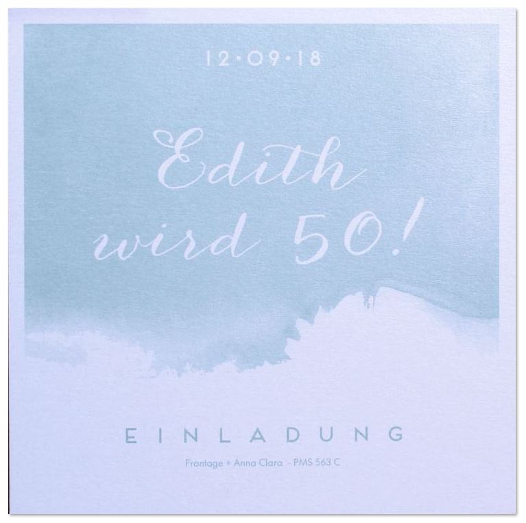 Einladungskarte zum 50. Geburtstag mit Aquarell-Hintergrund in himmelblau