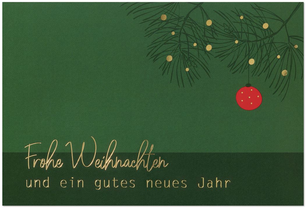 Grüne Weihnachtskarte mit roter Kugel an Tannenzweigen und Gruß in gold geprägt