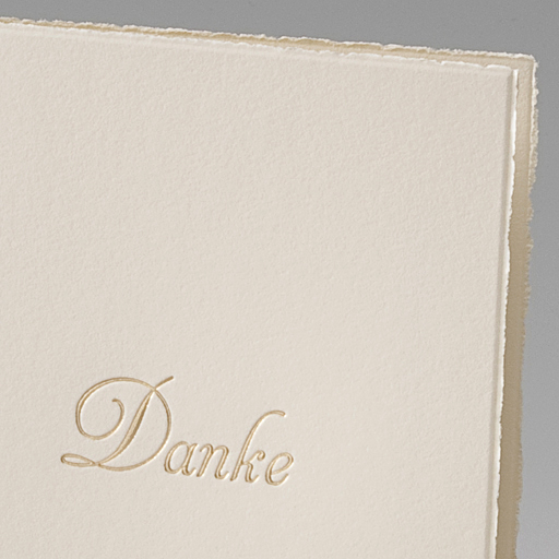 Detailansicht der Danksagungskarte creme mit Büttenrand und Goldfolienprägung "Danke"