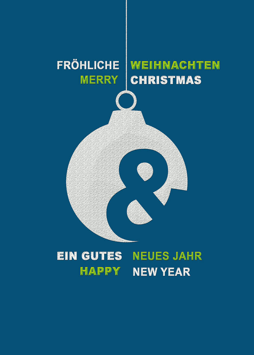 Blaue Weihnachtskarte mit deutsch-englischem Weihnachtsgruß und silberner Kugel