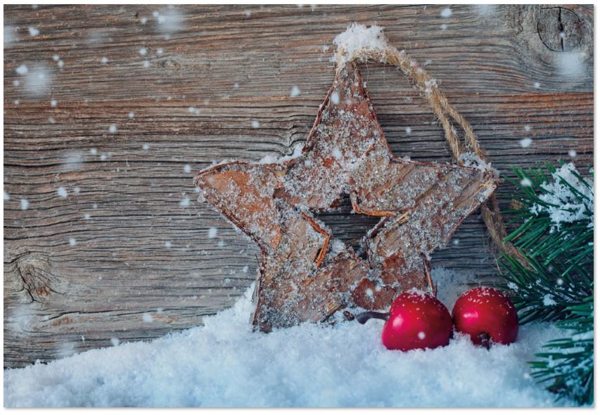 Klassische Weihnachtskarte in rustikaler Holzoptik mit Sternanhänger, Zieräpfeln und Zweigen