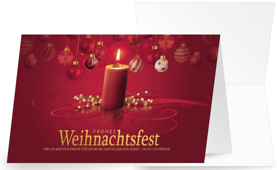 Rote Weihnachtsgrußkarte für Firmen mit brennender Stumpenkerze und hängenden Kugeln