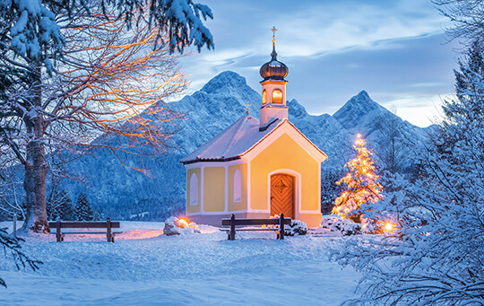 Winterliche Grußkarte ohne Weihnachtsgruß mit Bergkapelle und verschneiten Bergen 