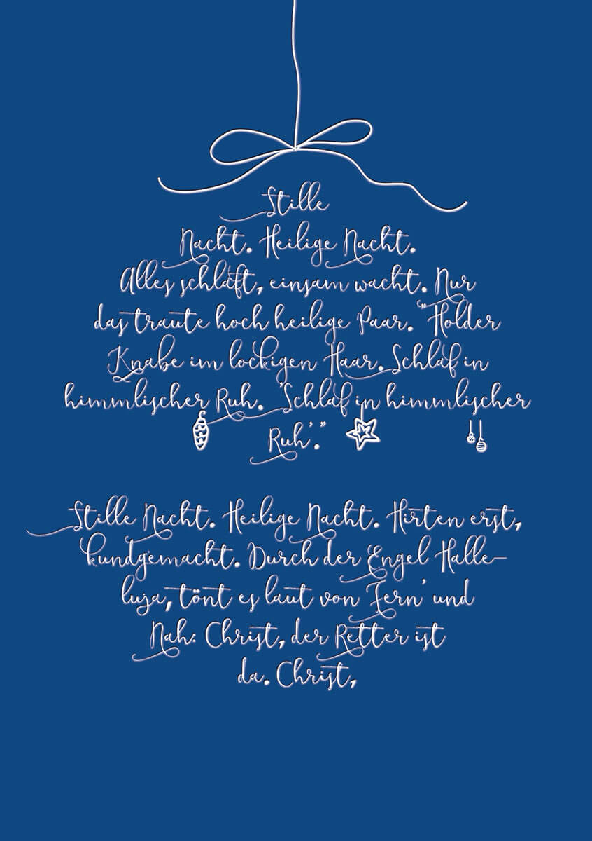 Dunkelblaue Weihnachtskarte mit Liedtext von "Stille Nacht, Heilige Nacht" in einer Baumkugel