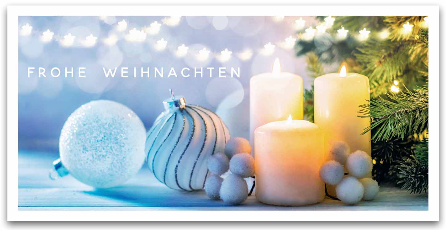 Klassische Weihnachtskarte mit brennenden Kerzen, Weihnachtsgruß und eisblauen Kugeln