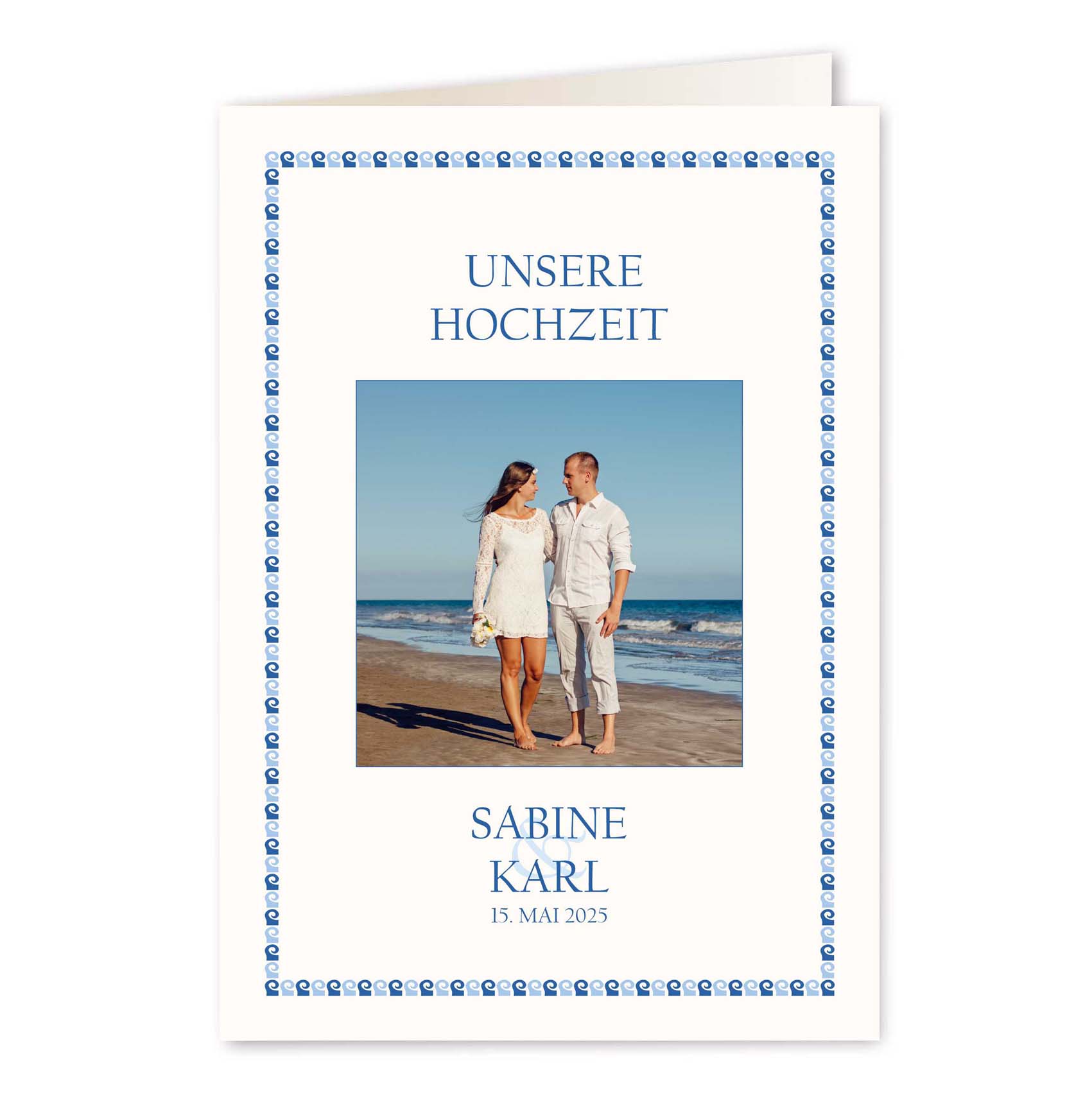 Maritimes Kirchenheft für die Hochzeit mit eigenem Foto, umrandet mit kleinen Wellen-Symbolen