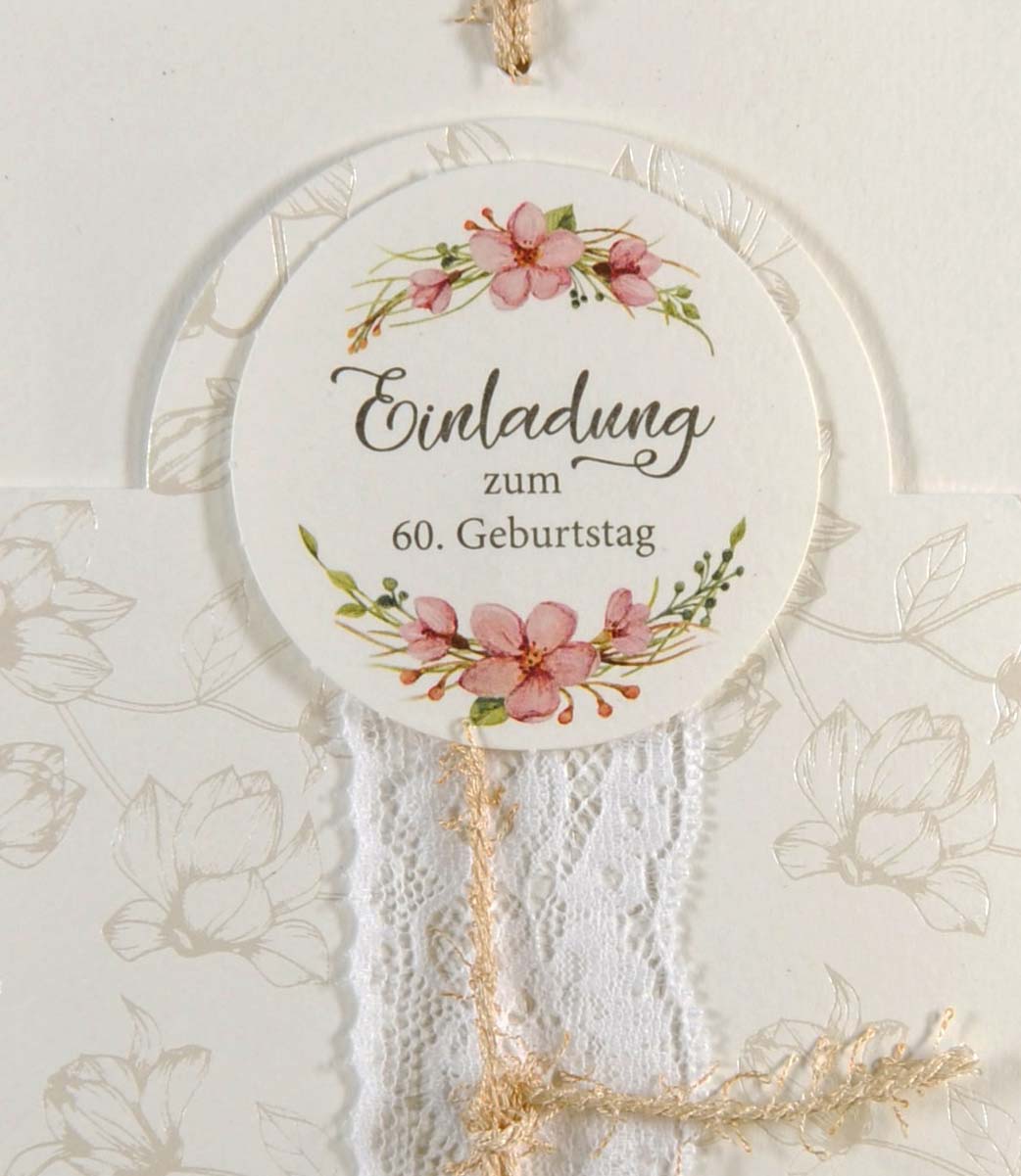 Detail der Einladungskarte zum Geburtstag mit Blumenmotiv, Perlmuttprägung und Spitzenband