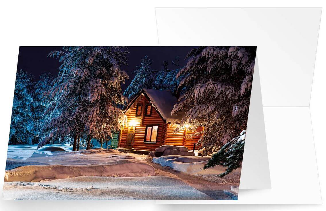 Winter-Weihnachtskarte mit idyllischem Holzhaus im verschneiten Winterwald, ohne Gruß