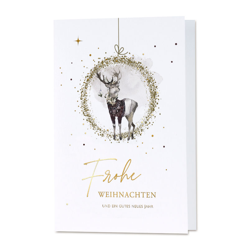 Weiße Weihnachtskarte mit Hirsch im Wollpullover, Weihnachtskugel und Weihnachtsgruß in gold