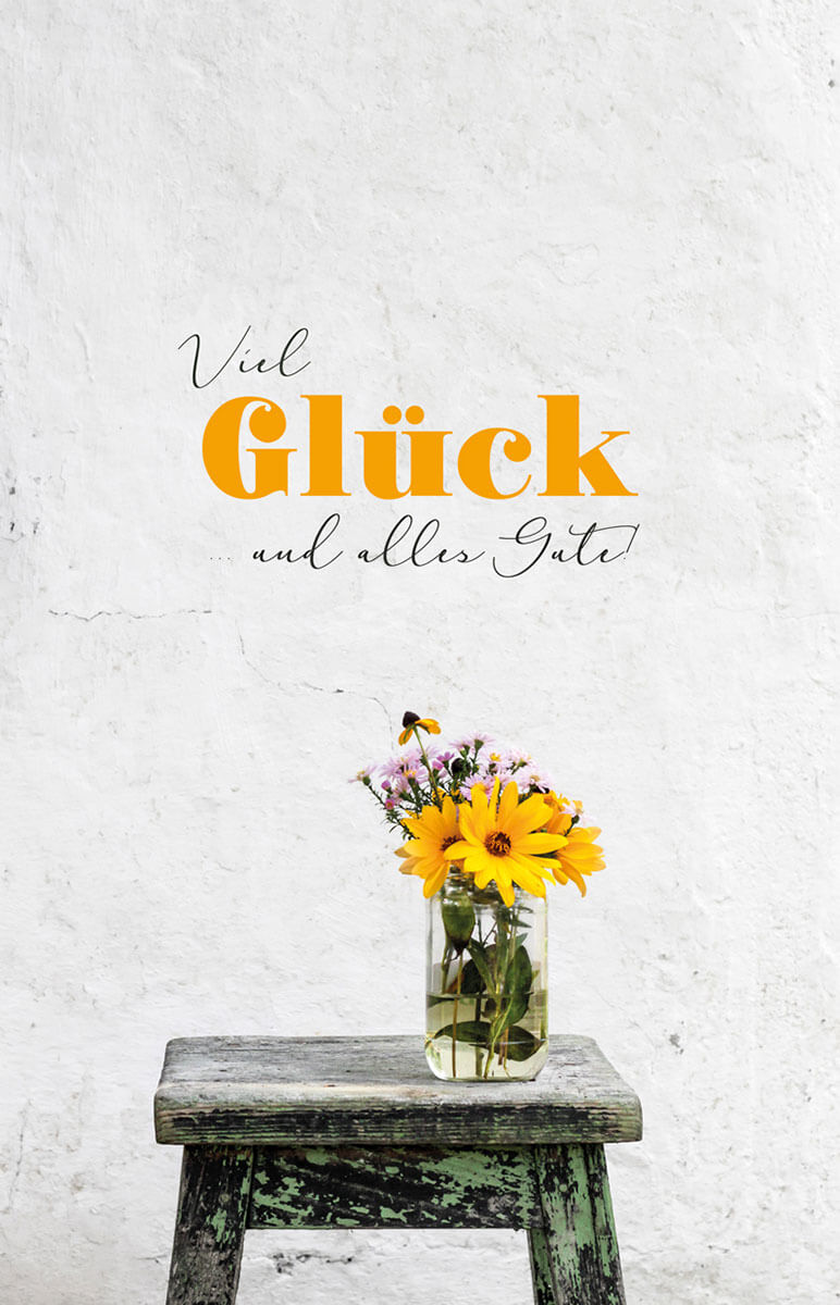 Glückwunschkarte mit Stilleben von sommerlichen Blumen auf einem rustikalen Hocker