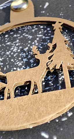 Anhänger aus Formgeschnittener Wellpappe an einer Weihnachtskarte