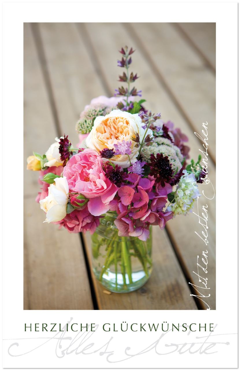 Farbenfrohe Grußkarte mit Blumenstrauß in Glasvase und Herzlichen Glückwünschen