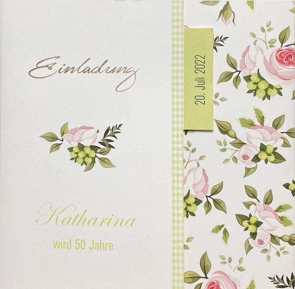 Blumige Einladungskarte zum Geburtstag mit Rosenblüten und Schriftzug Einladung in Goldprägung